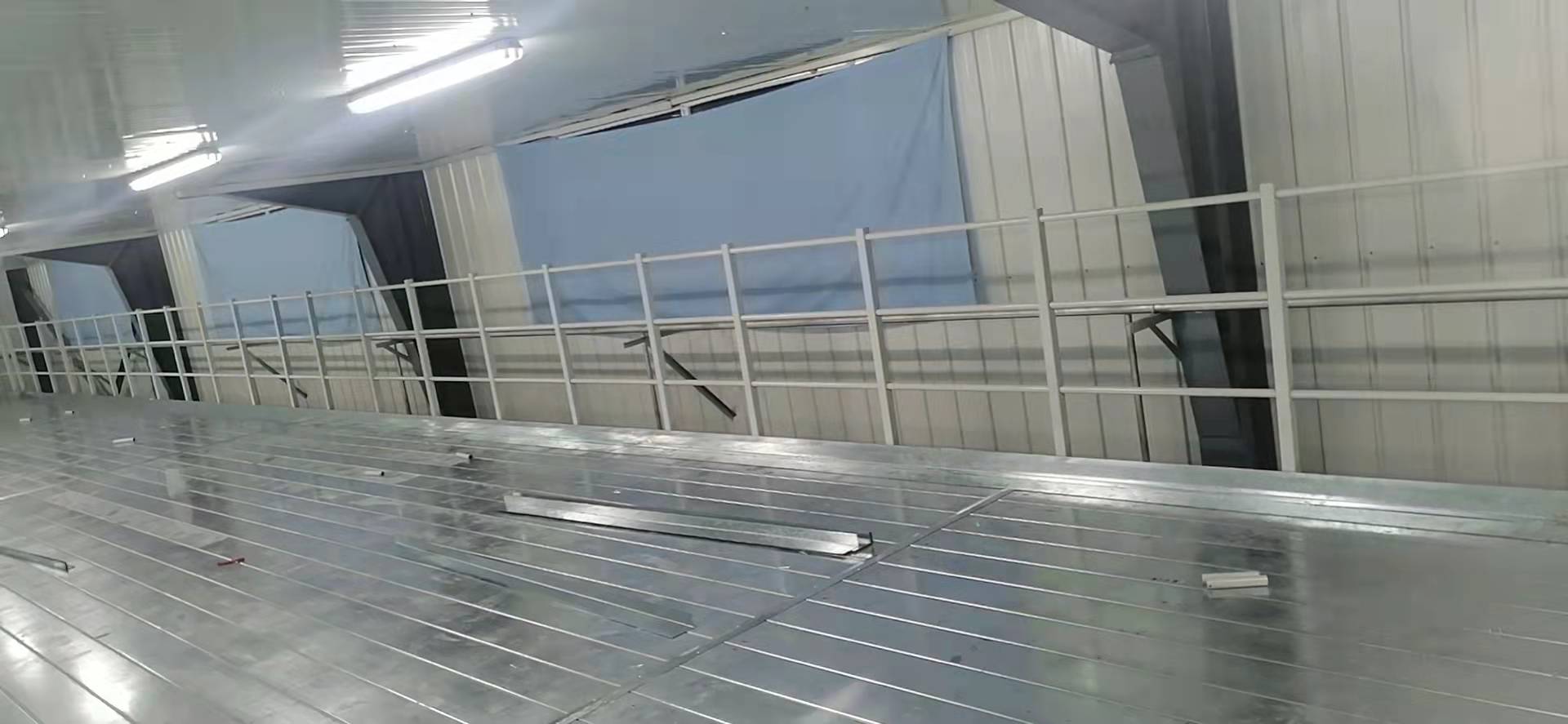 一种具有主次梁结构的钢制平台货架制作方法